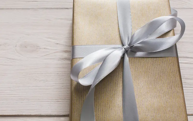 Cinta al bies usada como lazo en un regalo